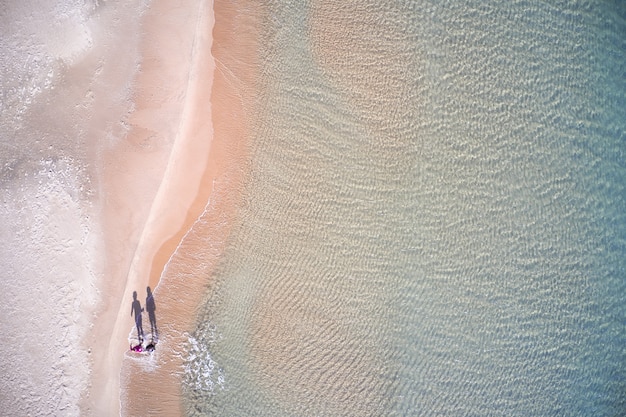 Widok z lotu ptaka na plażę obmytą przez fale oceanu w słoneczny dzień w Xeraco, Hiszpania