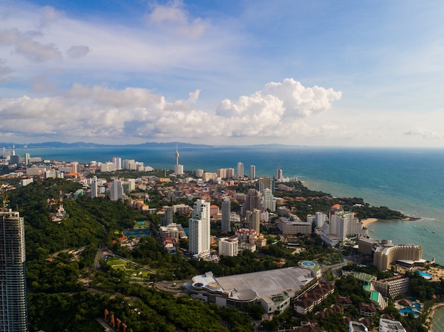 Bezpłatne zdjęcie widok z lotu ptaka na plażę pattaya. tajlandia.