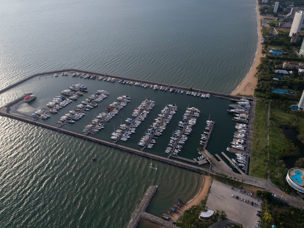 Bezpłatne zdjęcie widok z lotu ptaka na plażę pattaya. tajlandia.