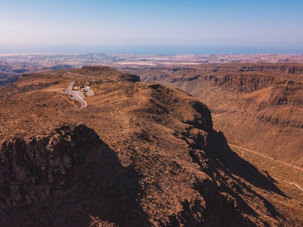 Widok z lotu ptaka na pustynną drogę Gran Canarii przez góry