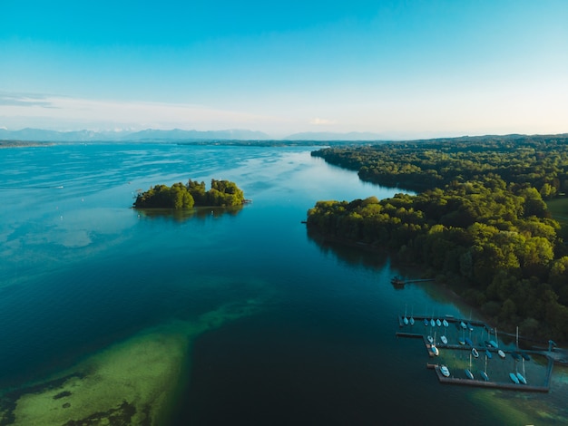 Widok z lotu ptaka na Rose Island na jeziorze Starnberg