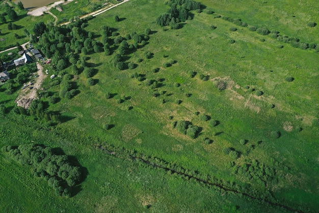 Widok z lotu ptaka na równiny i pola