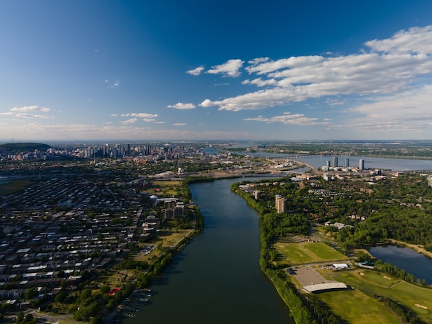 Widok z lotu ptaka na rzekę Świętego Wawrzyńca i miasto Montreal, Kanada