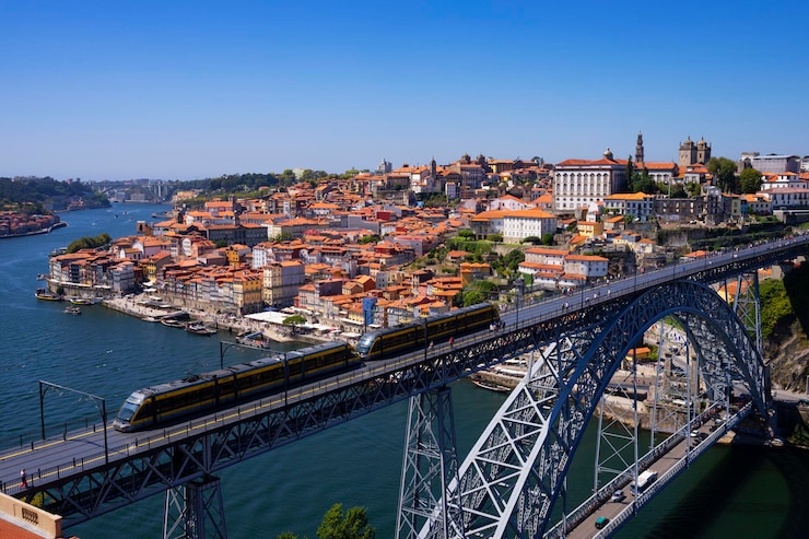 Bezpłatny plik Zdjęcie widok z lotu ptaka na słynny most w porto, portugalia