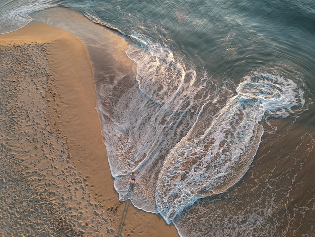 Widok z lotu ptaka na spokojną tropikalną plażę