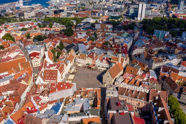 Bezpłatne zdjęcie widok z lotu ptaka na średniowieczne, piękne otoczone murami miasto tallinn, estonia
