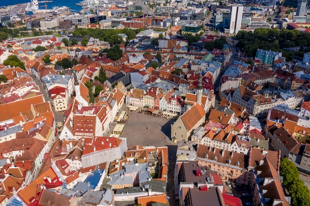 Widok z lotu ptaka na średniowieczne, piękne otoczone murami miasto Tallinn, Estonia