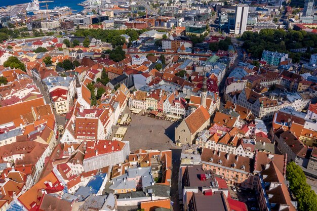 Widok z lotu ptaka na średniowieczne, piękne otoczone murami miasto Tallinn, Estonia