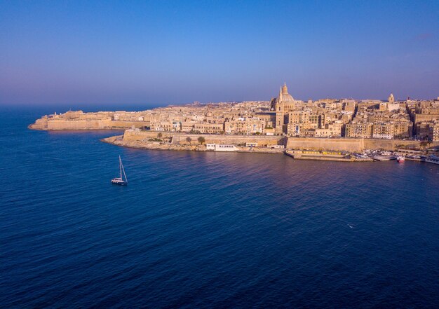 Widok z lotu ptaka na stare miasto Valletta na Malcie