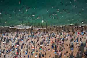 Bezpłatne zdjęcie widok z lotu ptaka na tłum ludzi na plaży