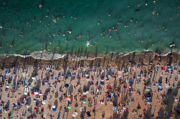 Widok z lotu ptaka na tłum ludzi na plaży