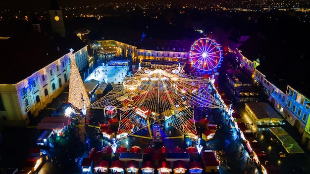 Widok z lotu ptaka na Wielki Plac udekorowany na Boże Narodzenie w Sibiu w Rumunii