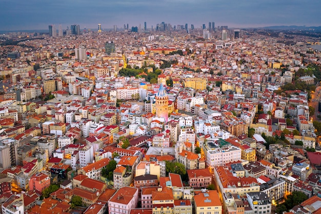 Widok z lotu ptaka na wieżę Galata i miasto Stambuł w Turcji.