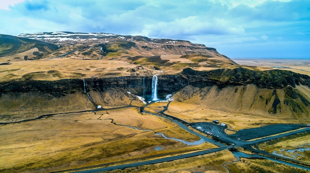 Widok z lotu ptaka na wodospad Seljalandsfoss, piękny wodospad na Islandii.