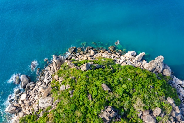 Bezpłatne zdjęcie widok z lotu ptaka na wybrzeże na wyspie koh tao, tajlandia