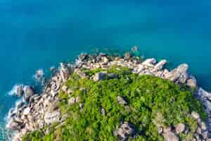 Bezpłatne zdjęcie widok z lotu ptaka na wybrzeże na wyspie koh tao, tajlandia