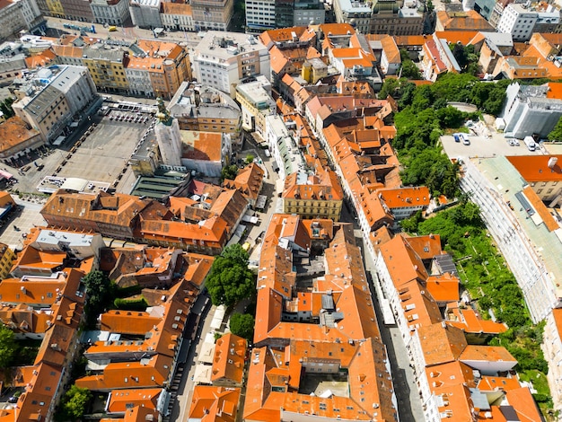 Bezpłatne zdjęcie widok z lotu ptaka na zagrzeb chorwacja historyczne centrum miasta z wieloma starymi budynkami