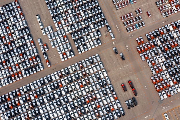 Widok z lotu ptaka nowych samochodów w porcie parkingowym w fabryce samochodów.