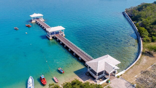 Widok z lotu ptaka pawilonu nabrzeża drewna na wyspie Koh si chang, Tajlandia. Most AsDang.