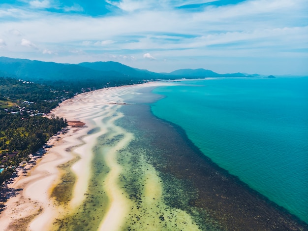 Widok z lotu ptaka piękna tropikalna plaża i morze z drzewami na wyspie