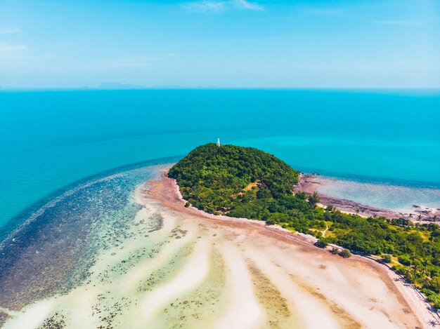 Widok z lotu ptaka piękna tropikalna plaża i morze z drzewami na wyspie