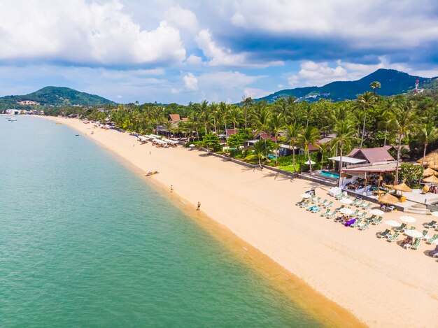 Widok z lotu ptaka pięknej tropikalnej plaży