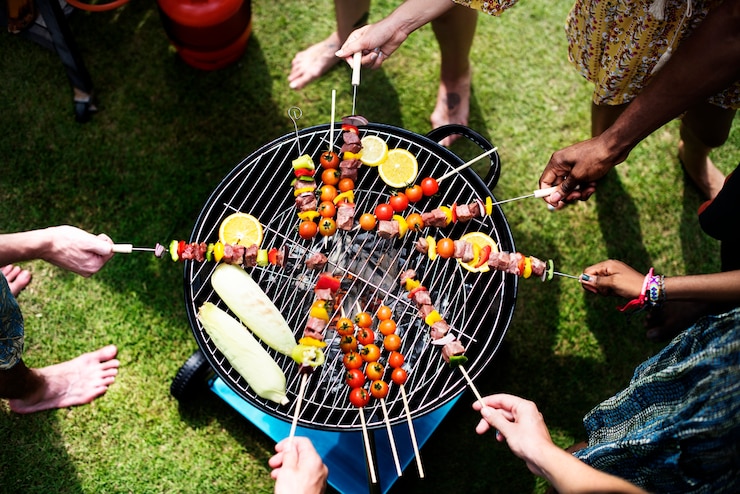 Bezpłatny plik Zdjęcie widok z lotu ptaka różnorodna grupa przyjaciele piec na grillu grilla outdoors