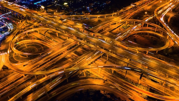 Widok Z Lotu Ptaka Ruchu Na Masywnym Skrzyżowaniu Autostrad W Nocy.