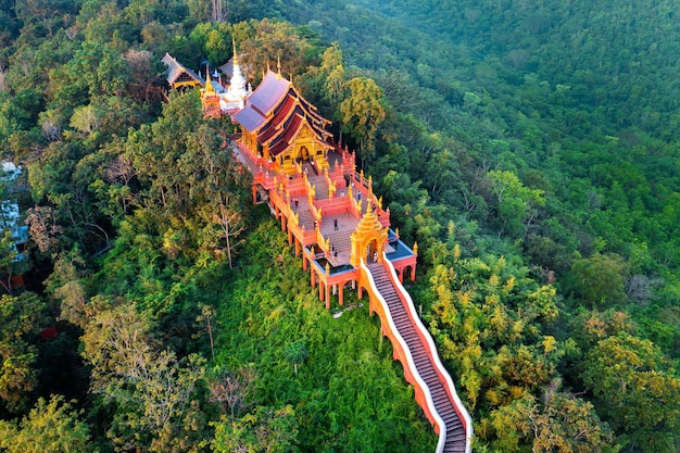 Bezpłatne zdjęcie widok z lotu ptaka świątyni wat phra that doi phra chan w lampang, tajlandia.