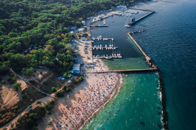 Widok z lotu ptaka tłumu ludzi na plaży