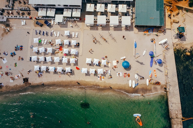 Bezpłatne zdjęcie widok z lotu ptaka tłumu ludzi na plaży