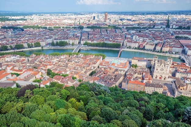 Widok z lotu ptaka w Lyonie ze wzgórza Basilique de Fourviere. Francja