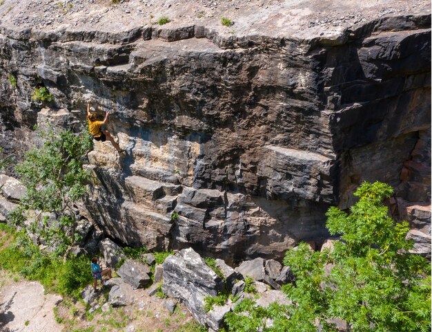 Widok z lotu ptaka wspinacza skalnego w wąwozie Cheddar