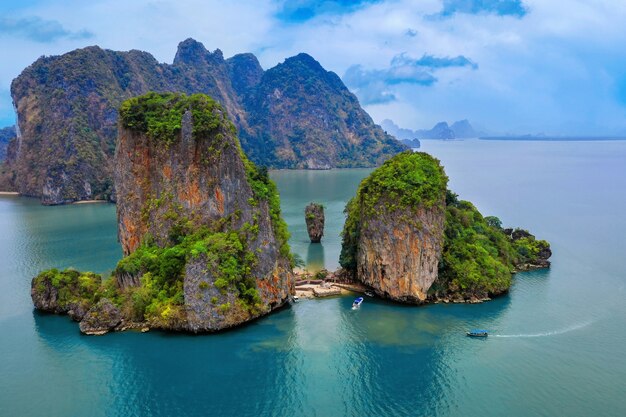 Widok z lotu ptaka wyspy Jamesa Bonda w Phang nga, Tajlandia.