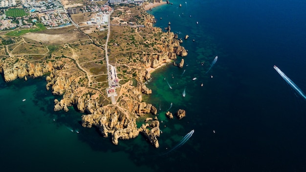 Widok z lotu ptaka z Ponta da Piedade na wybrzeżu Lagos Algarve w Portugalii