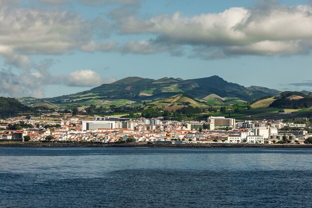 Widok z oceanu na wyspie Sao Miguel w Autonomicznym Regionie Portugalii na Azorach.