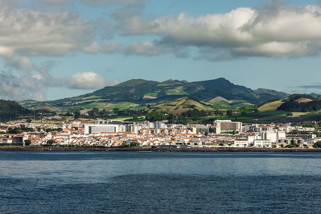 Widok z oceanu na wyspie Sao Miguel w Autonomicznym Regionie Portugalii na Azorach.