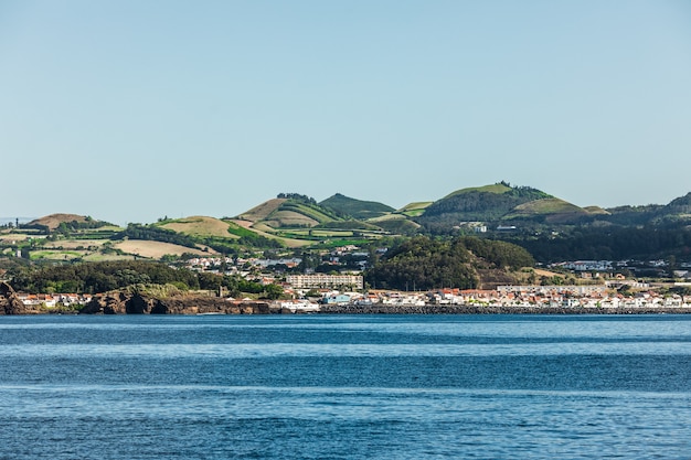 Widok z oceanu na wyspie Sao Miguel w Autonomicznym Regionie Portugalii na Azorach.