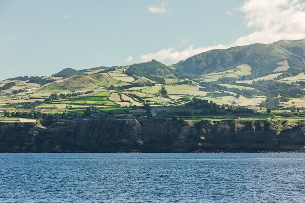 Widok z oceanu na wyspie Sao Miguel w Autonomicznym Regionie Portugalii na Azorach.