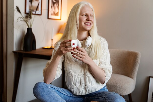 Widok z przodu albinos kobieta w domu