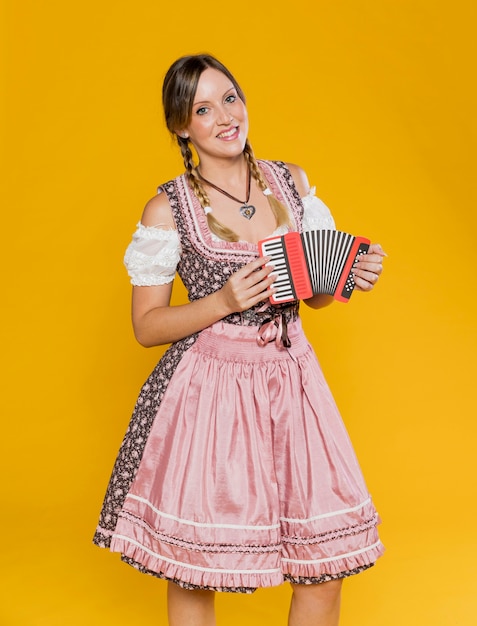 Bezpłatne zdjęcie widok z przodu bawarska dziewczyna z akordeonem