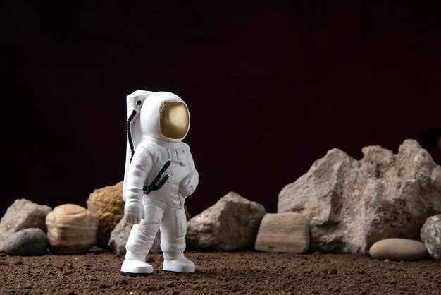 Widok z przodu białego astronauty ze skałami na księżycu kosmiczny sci fi