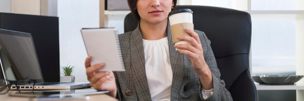 Widok z przodu bizneswoman w biurze kawie