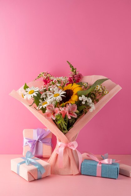 Widok z przodu bukietu kwiatów z prezentami