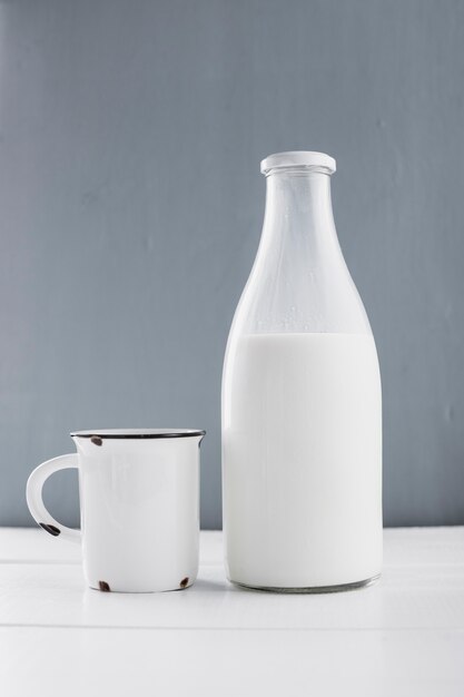 Widok z przodu butelka mleka z kubkiem