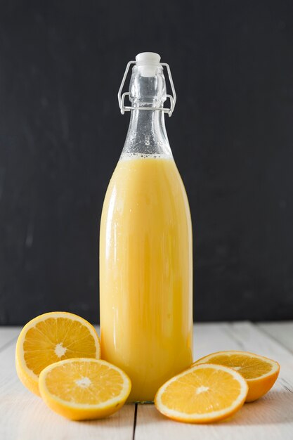 Widok z przodu butelki soku pomarańczowego