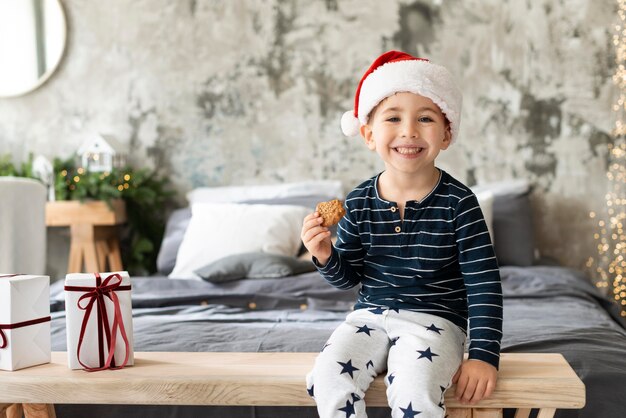 Bezpłatne zdjęcie widok z przodu buźkę dziecko trzyma plik cookie