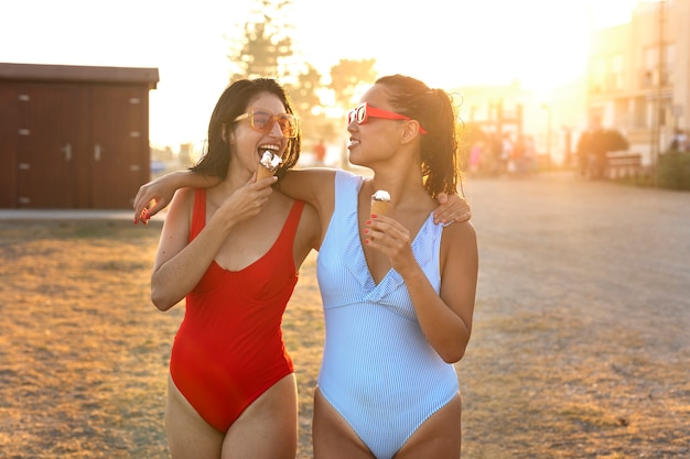 Widok Z Przodu Buźki Kobiet Jedzących Lody