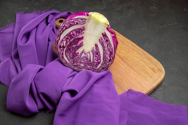 Bezpłatne zdjęcie widok z przodu czerwona kapusta pokrojone warzywo na ciemnoszarym stole dietetycznym sałatka zdrowotna