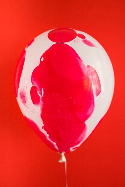 Widok z przodu czerwony balon sylwetka